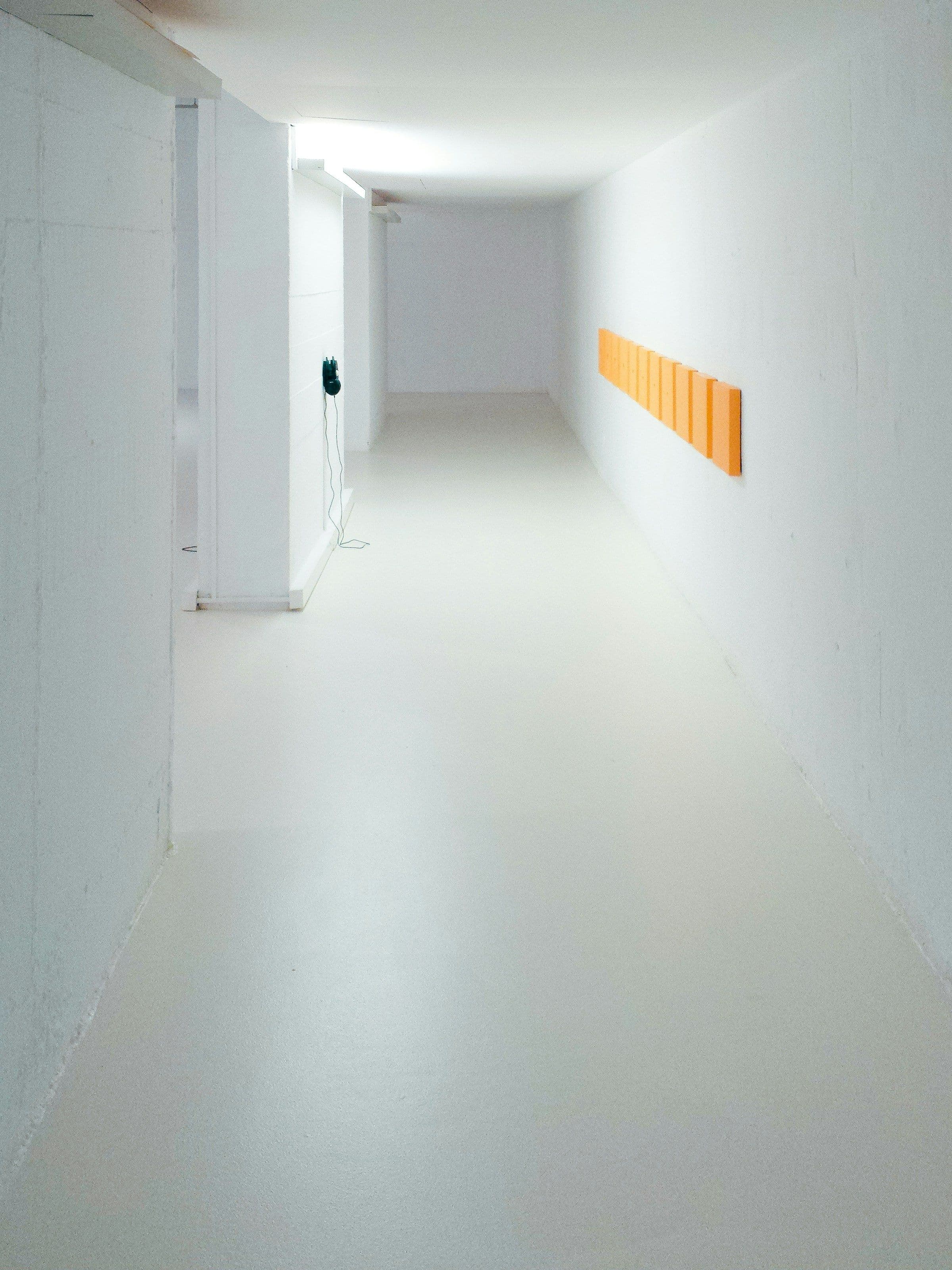 Pasillo hospitalario iluminado